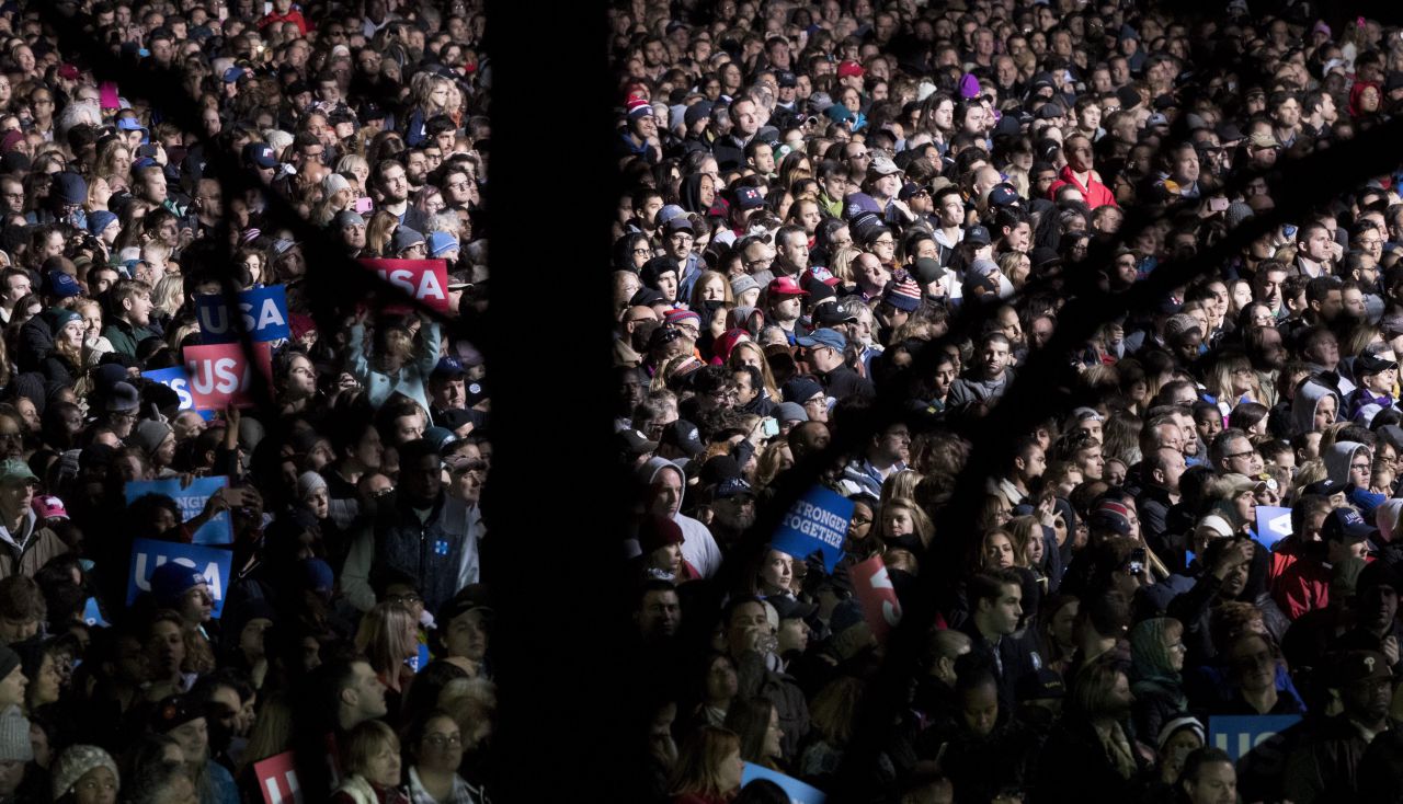 Unos 40.000 asistentes al  mitin que cerró oficialmente la campaña de Hillary Clinton
