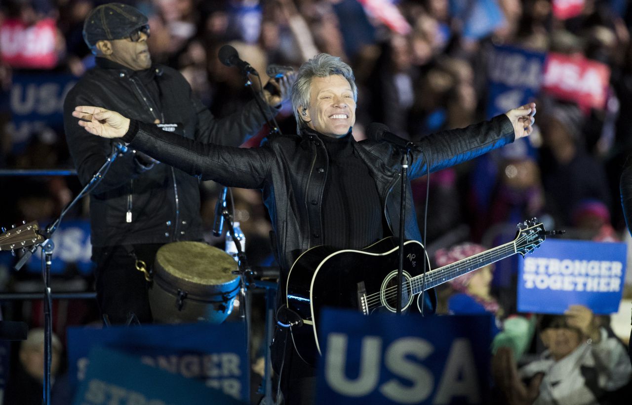 Jon Bon Jovi en el acto de campaña de Clinton en Pensilvania
