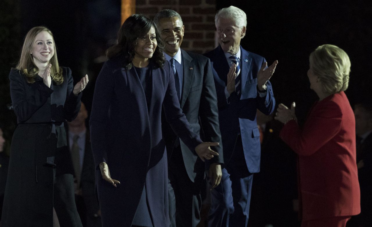 La candidata demócrata junto a su marido y su hija y los Obama