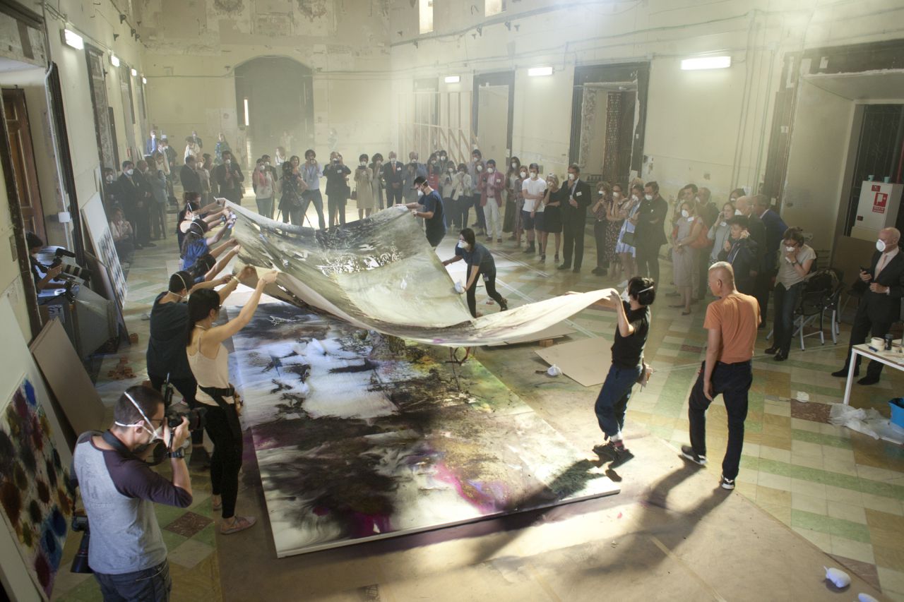 Cai Guo-Qiang y los voluntaries durante el proceso de creación con pólvora de la pintura Day and Night in Toledo
