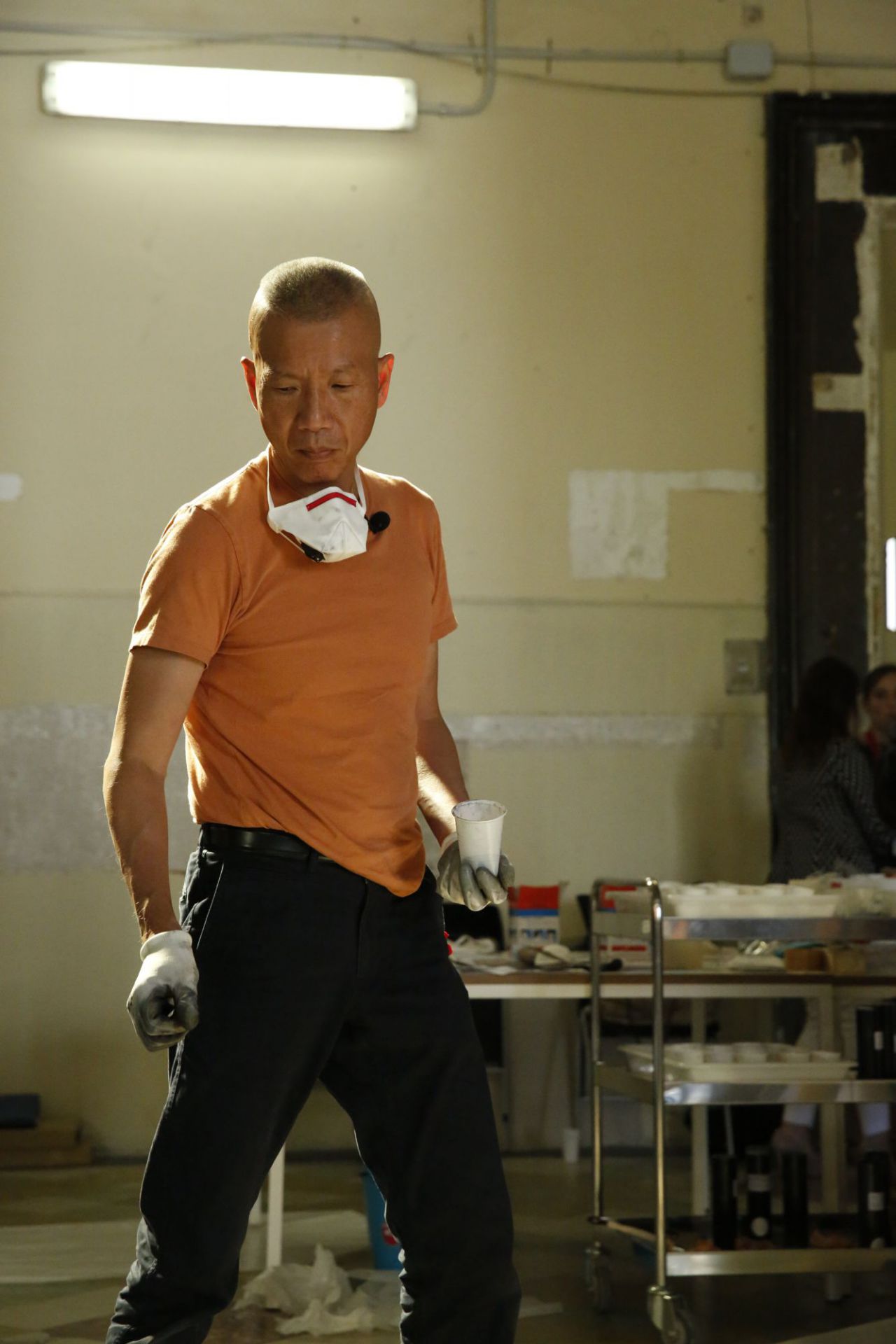 Cai Guo-Qiang durante el proceso de creación con pólvora en el Salón de Reinos