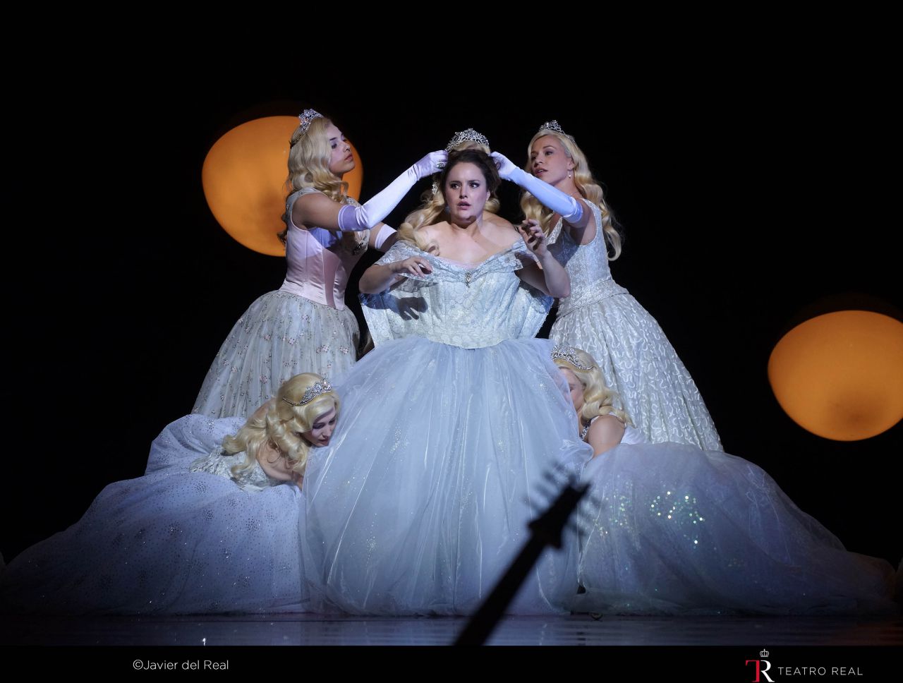 Louise Alder (Calisto) entre las ninfas