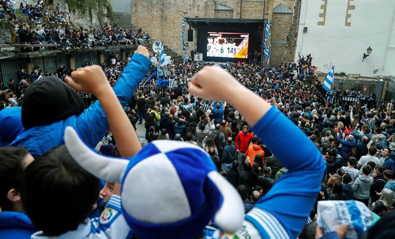 Numeroso público ha llenado este sábado la plaza de la Trinidad de San Sebastián