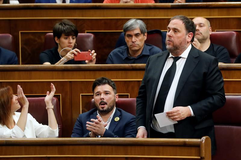 El líder de ERC, Oriol Junqueras, que se encuentra en prisión provisional, jura o promete su cargo durante la sesión constitutiva de las nuevas Cortes Generales de la XIII Legislativa.