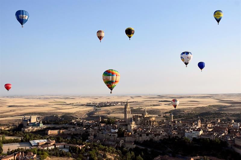 Participantes en el segundo Festival Accesible de Globos, que tiene lugar en Segovia, este fin de semana, con la participación de 20 aerostáticos navegando en el cielo de esta ciudad Patrimonio de la Humanidad. 