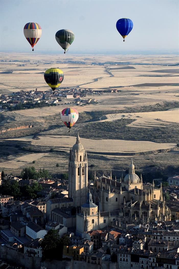 Participantes en el segundo Festival Accesible de Globos, que tiene lugar en Segovia, este fin de semana, con la participación de 20 aerostáticos navegando en el cielo de esta ciudad Patrimonio de la Humanidad. 