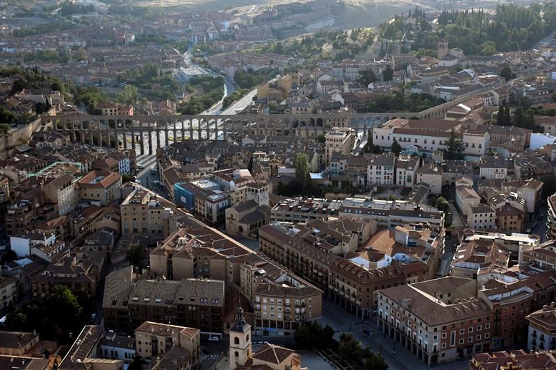 Vista de la ciudad de Segovia desde uno de los 20 aerostáticos participantes en el segundo Festival Accesible de Globos, que tiene lugar este fin de semana en esta ciudad Patrimonio de la Humanidad. 