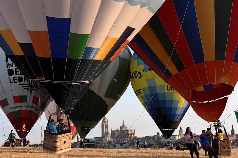 Participantes en el segundo Festival Accesible de Globos, que tiene lugar en Segovia, este fin de semana, con la participación de 20 aerostáticos navegando en el cielo de esta ciudad Patrimonio de la Humanidad. 