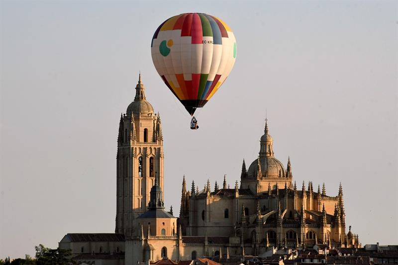 Participantes en el segundo Festival Accesible de Globos, que tiene lugar en Segovia, este fin de semana, con la participación de 20 aerostáticos navegando en el cielo de esta ciudad Patrimonio de la Humanidad. En la imagen, la catedral de la ciudad.