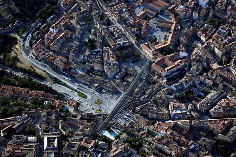 Vista de la ciudad de Segovia desde uno de los 20 aerostáticos participantes en el segundo Festival Accesible de Globos, que tiene lugar este fin de semana en esta ciudad Patrimonio de la Humanidad. 