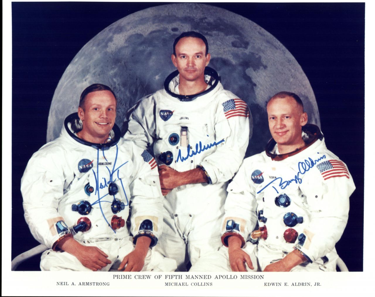 De izquierda a derecha: Neil A. Armstrong, comandante; Michael Collins, piloto del módulo de comando y servicio; Edwin E. Aldron Jr., piloto del módulo lunar. 