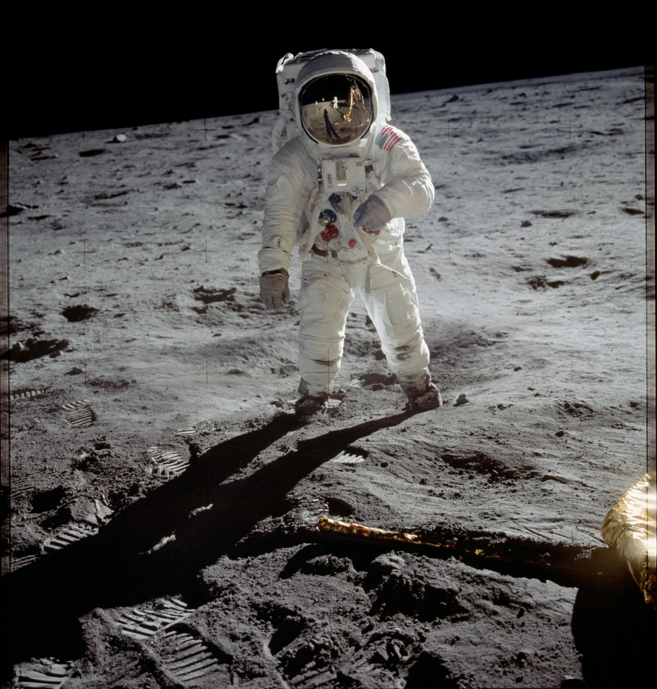 Aldrin, posando en la Luna para Armstrong, que hacía de fotógrafo y cuya silueta se refleja en el casco.