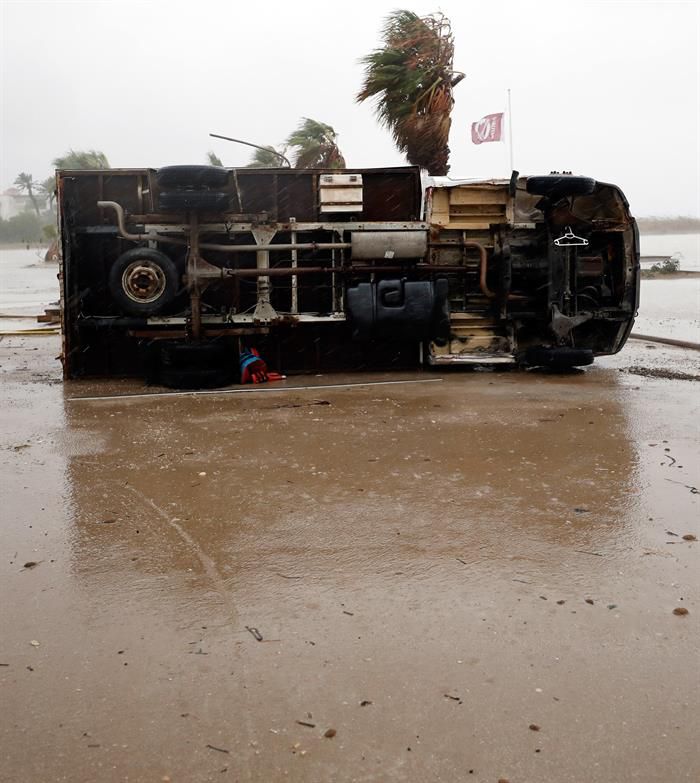 Un camión arrastrado como consecuencia del paso de un tornado esta noche en la playa de Las Marinas de Denia.