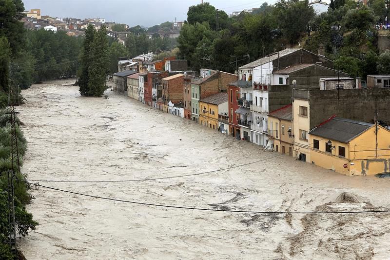 Vista del río Clariano que se ha desbordado este jueves a su paso por Ontinyent.