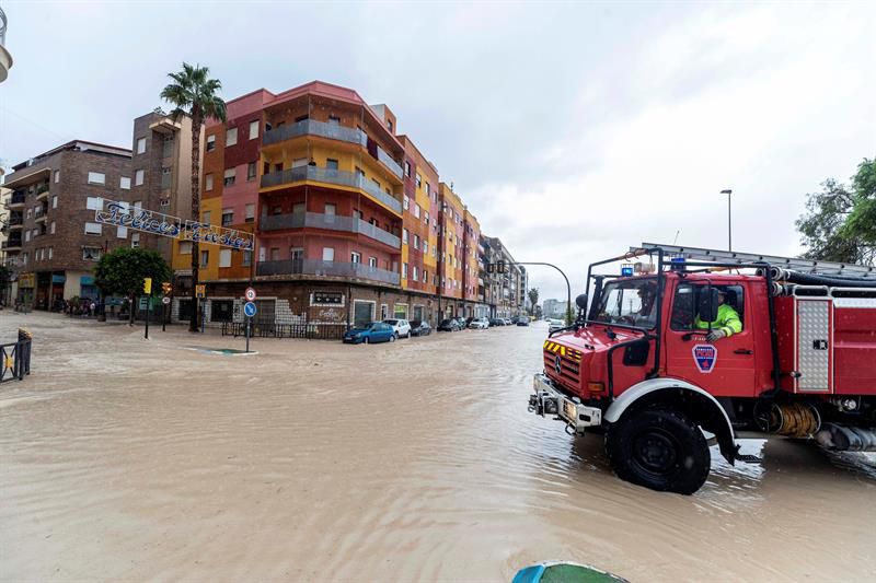 Un camión de bomberos esta mañana en la N-301 inundada a su paso por Molina de Segura (Murcia).