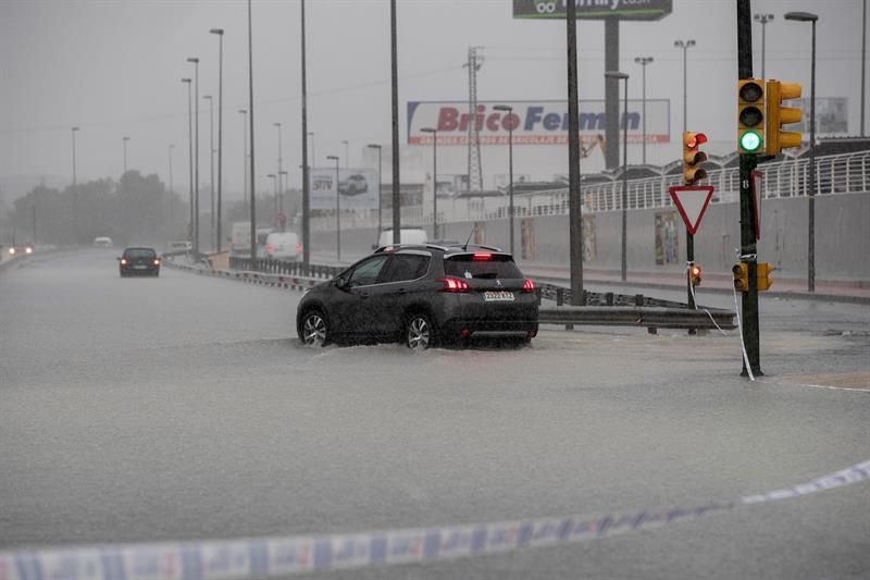 Dos coches atrapados en la N-301 a su paso por Molina de Segura (Murcia).