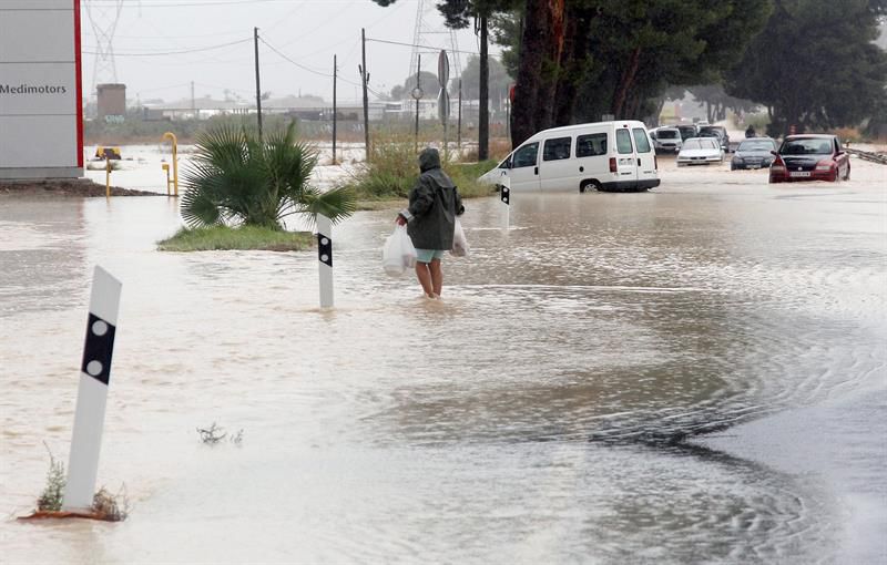 En la imagen, la entrada Norte de Orihuela por la N-340, cortada debido a las lluvias.