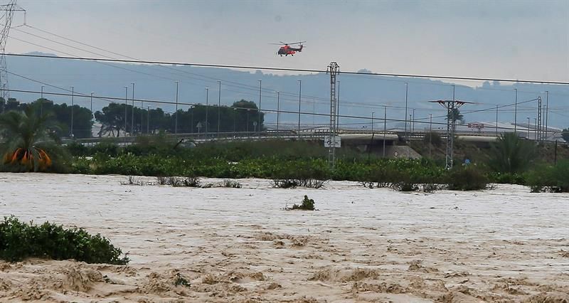 Un helicóptero de rescate sobrevuela la zona inundada de Imagen de Orihuela, cortada por la inundaciones.