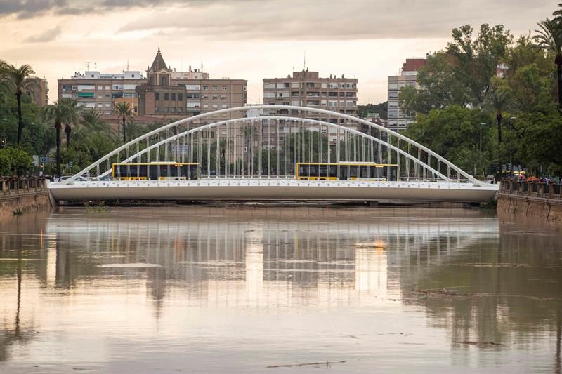 El cauce del rio Segura a su paso por la ciudad de Murcia este viernes.