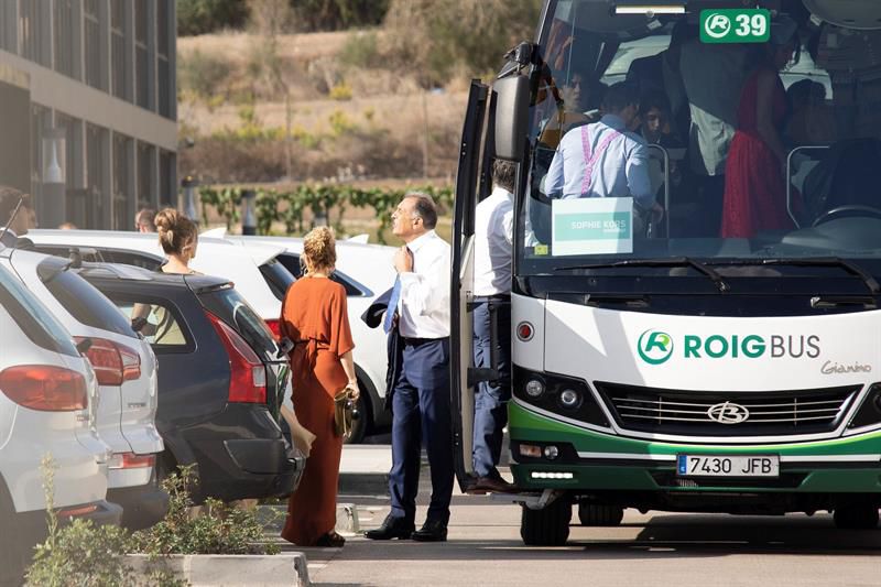 Los invitados a la boda de Rafa Nadal y Mery Perelló suben a uno de los dos autobuses que les trasladaron desde la Academia de Rafa Nadal, en Manacor ,el punto de encuentro desde el que han partido a Pollença.