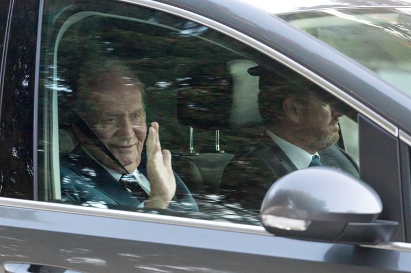 El rey Juan Carlos, invitado a la boda de Rafa Nadal y Mery Perellóa, a su salida de la fiesta celebrada en la finca situada en la península de Punta Avançada, en Pollença.