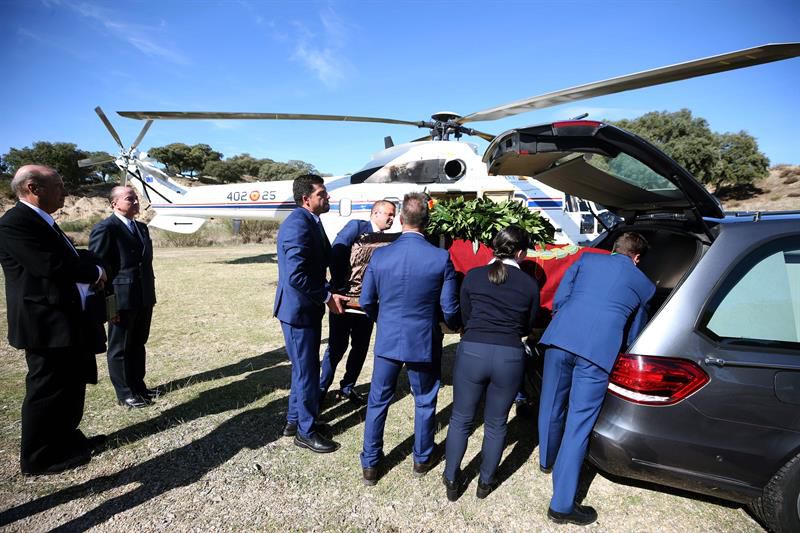 Operarios meten el féretro con los restos de Francisco Franco en el coche fúnebre