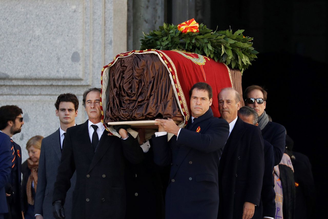 Los familiares de Francisco Franco portan el féretro con los restos mortales del dictador tras su exhumación en la basílica del Valle de los Caídos.