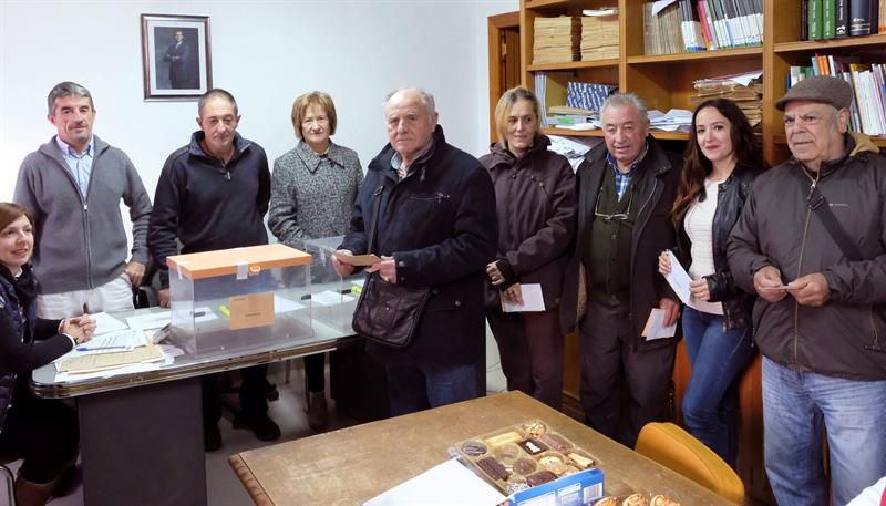 Los ocho vecinos de Villarroya han logrado este domingo votar en 32 segundos, con lo que han batido su récord en completar el proceso, que tenían desde hace cuatro años en diez segundos más..