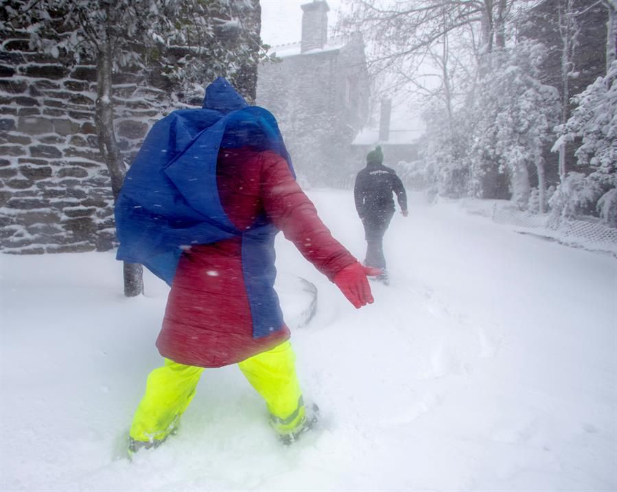 Dos personas caminan por la nieve este jueves en O Cebreiro (Lugo).
