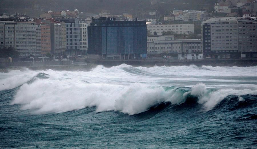 Vista las olas rompiendo contra la costa de la ciudad de A Coruña.