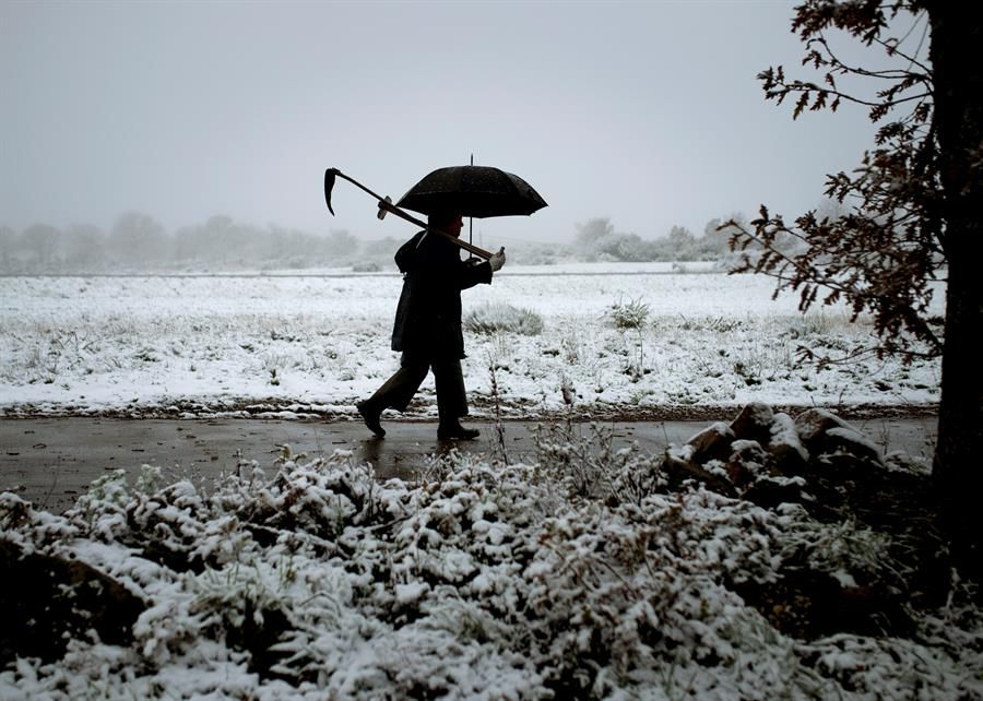 Un hombre camina por un camino nevado en el pueblo de O Cañizo (Orense)
