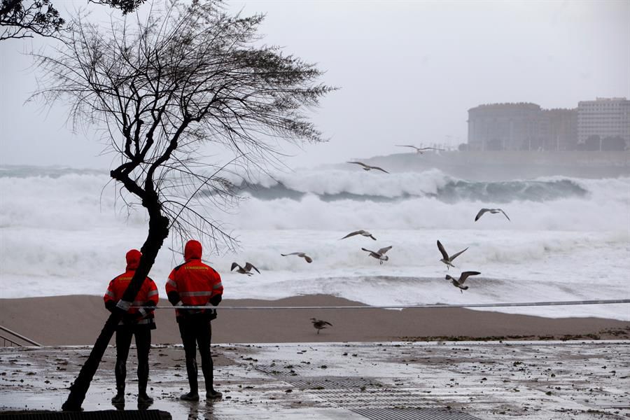 Una ola supera el paseo marítimo de la provincia gallega de La Coruña.