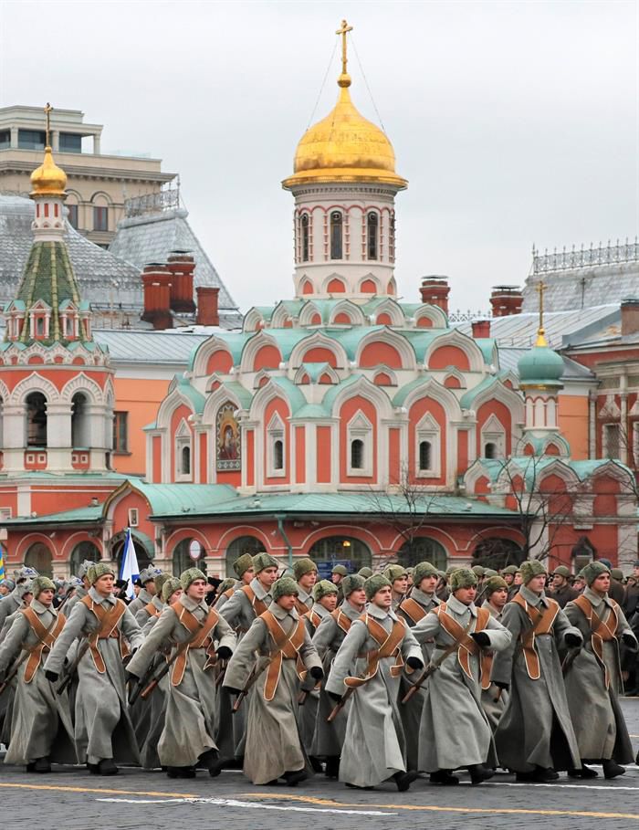  Soldados participan en las celebraciones del centenario de la Revolución de Octubre en la Plaza Roja en Moscú (Rusia)