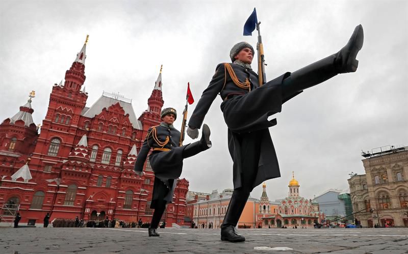  Soldados participan en las celebraciones del centenario de la Revolución de Octubre en la Plaza Roja en Moscú (Rusia)