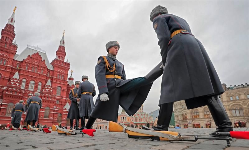  Soldados participan en las celebraciones del centenario de la Revolución de Octubre en la Plaza Roja en Moscú (Rusia)