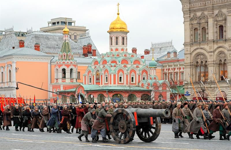  Soldados participan en las celebraciones del centenario de la Revolución de Octubre en la Plaza Roja en Moscú (Rusia)