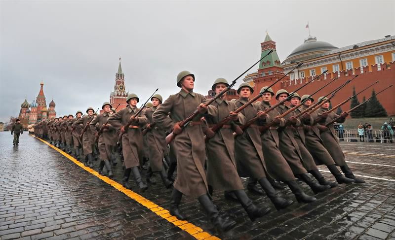  Soldados participan en las celebraciones del centenario de la Revolución de Octubre en la Plaza Roja en Moscú (Rusia)