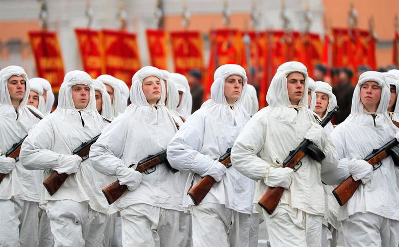 Soldados participan en las celebraciones del centenario de la Revolución de Octubre en la Plaza Roja en Moscú (Rusia)