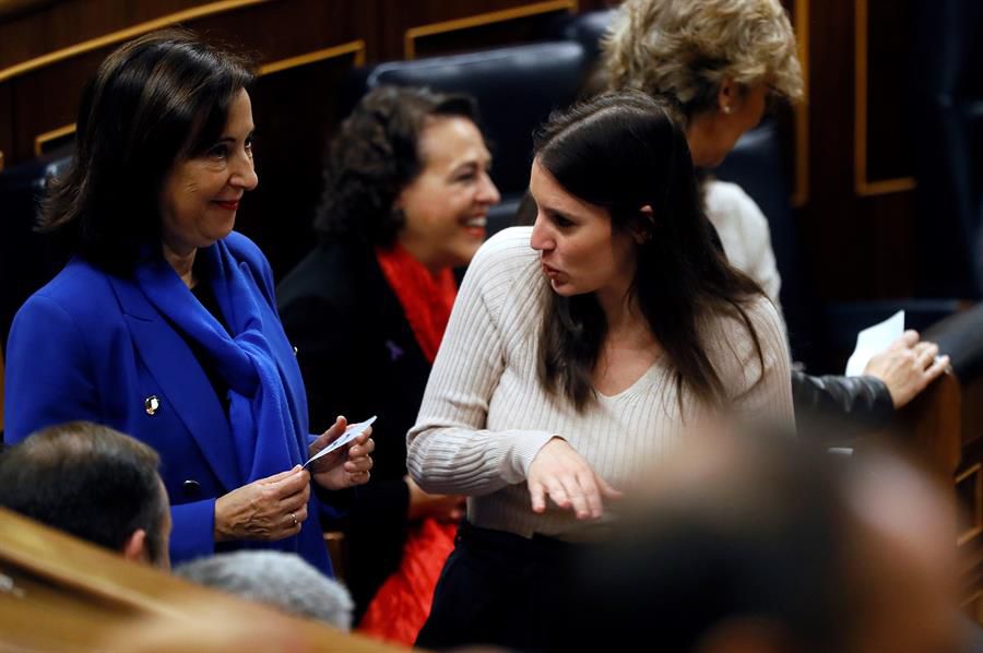 La portavoz parlamentaria de Unidas Podemos, Irene Montero, junto a la ministra de Defensa y Asuntos Exteriores en funciones, Margarita Robles