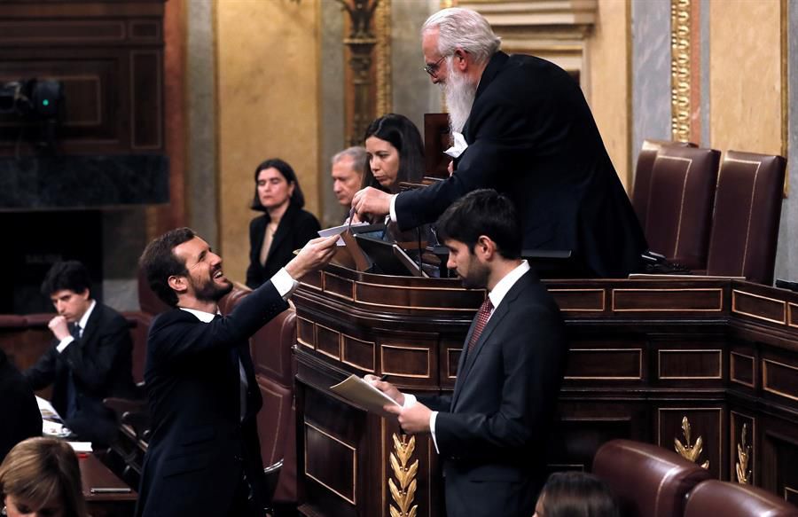 El presidente del PP, Pablo Casado, entrega su voto para la Presidencia del Congreso 