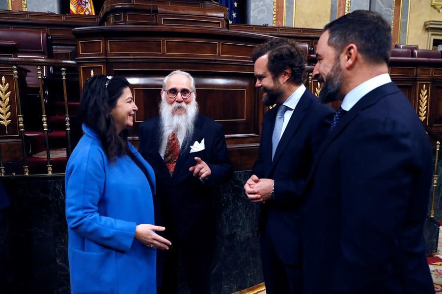 El presidente de la Mesa de Edad del Congreso, el socialista Agustín Javier Zamarrón con los diputados de Vox, Santiago Abascal, Iván Espinosas de los Monteros y Macarena Olona