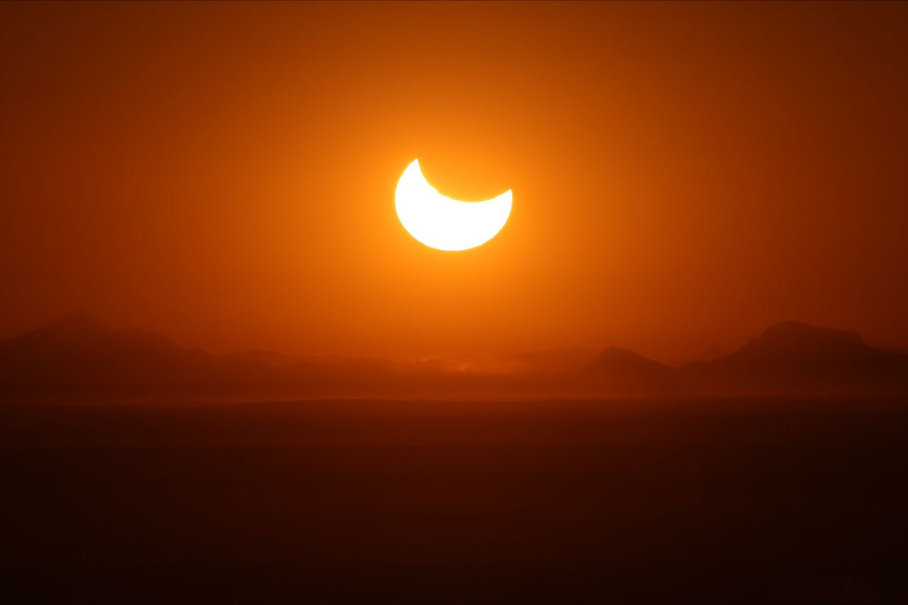 Vista del eclipse desde el edificio más alto del mundo Burj Khalifa, en Dubái.
