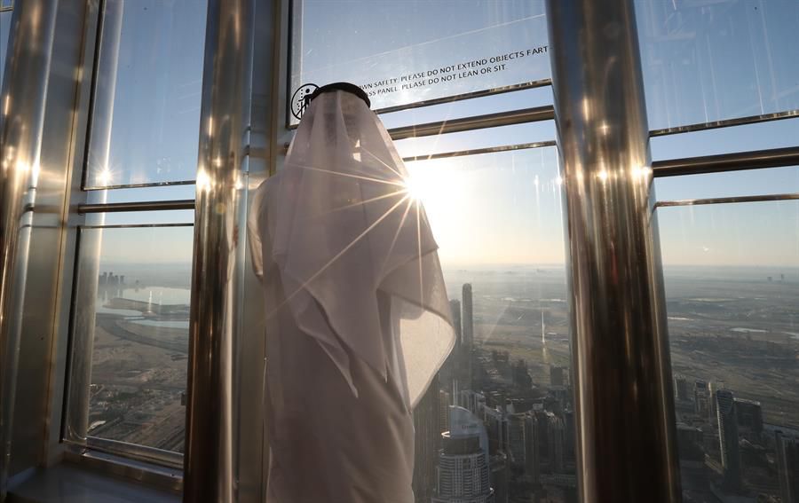 Un hombre observa el edificio desde el piso 124 del edificios Burj Khalifa, en Dubái.