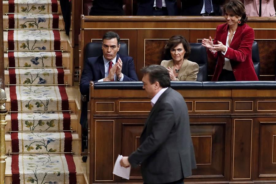 El diputado de Teruel Existe, Tomás José Guitarte, aplaudido por Pedro Sánchez, Carmen Calvo y Dolores Delgado tras su intervención este martes en el Congreso donde se celebra la segunda y definitiva votación para investir presidente del Gobierno al candidato socialista, Pedro Sánchez. 