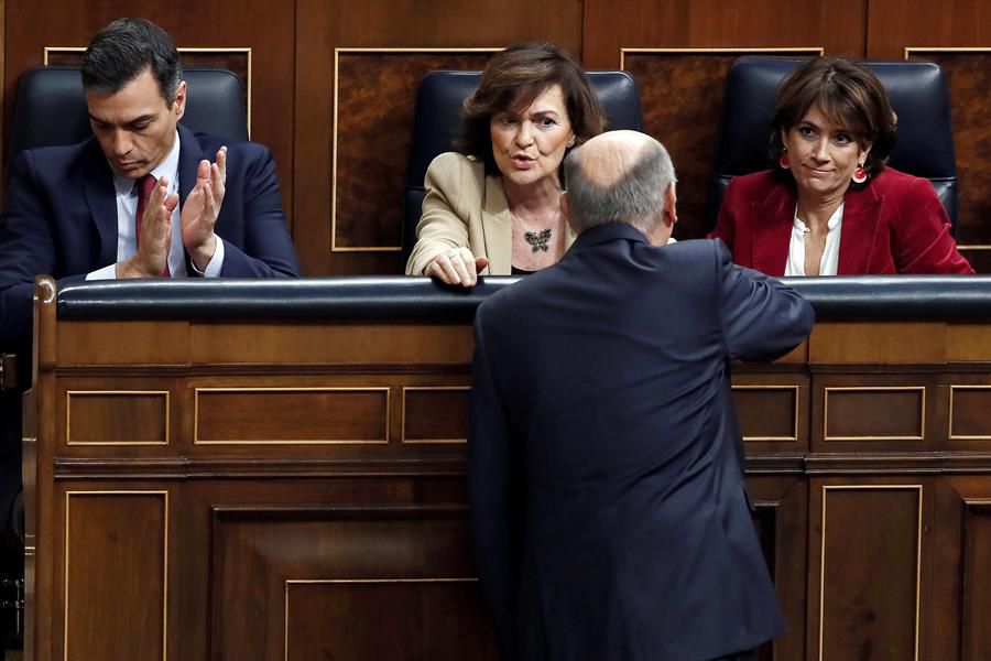 El diputado del PRC, José María Mazón, conversa con la vicepresidenta del Gobierno en funciones, Carmen Calvo, tras su intervención este martes en el Congreso donde se celebra la segunda y definitiva votación para investir presidente del Gobierno al candidato socialista,Pedro Sánchez.