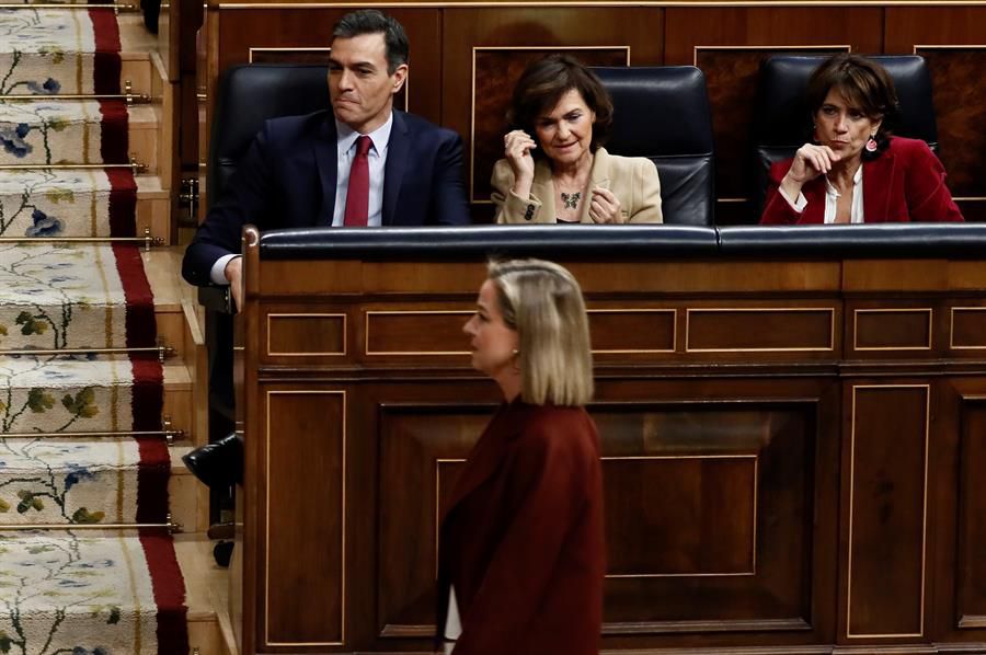 La diputada de CC Ana Oramas pasa ante el candidato socialista a la Presidencia del Gobierno, Pedro Sánchez este martes en el Congreso donde se celebra la segunda y definitiva votación para investir presidente del Gobierno al candidato socialista. 