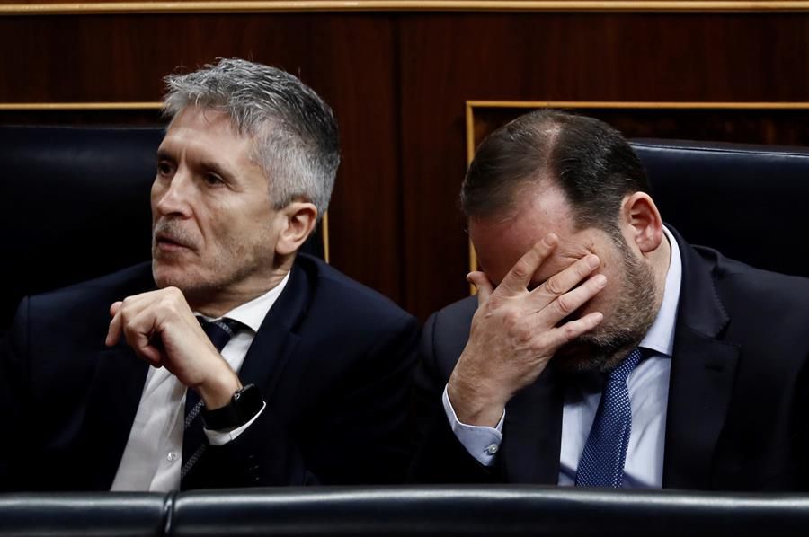 Los ministros de Interior y Fomento en funciones, Fernando Grande-Marlaska (i) y José Luis Ábalos (d), este martes en el Congreso donde se celebra la segunda y definitiva votación para investir presidente del Gobierno al candidato socialista, Pedro Sánchez.