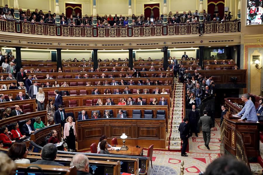 Varios diputados abandonan el hemiciclo durante la intervención del portavoz de EH Bildu en el Congreso, Oskar Matute (d), este martes en el Congreso donde se celebra la segunda y definitiva votación para investir presidente del Gobierno al candidato socialista, Pedro Sánchez.