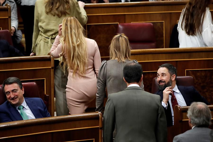Varios diputados regresas a sus escaños tras la intervención del portavoz de EH Bildu en el Congreso, Oskar Matute, este martes en el Congreso donde se celebra la segunda y definitiva votación para investir presidente del Gobierno al candidato socialista, Pedro Sánchez. 