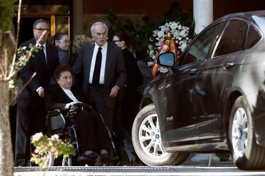 a infanta Margarita y su marido, Carlos Zurita (d), tras visitar este jueves la capilla ardiente de su hermana, la Infanta Pilar